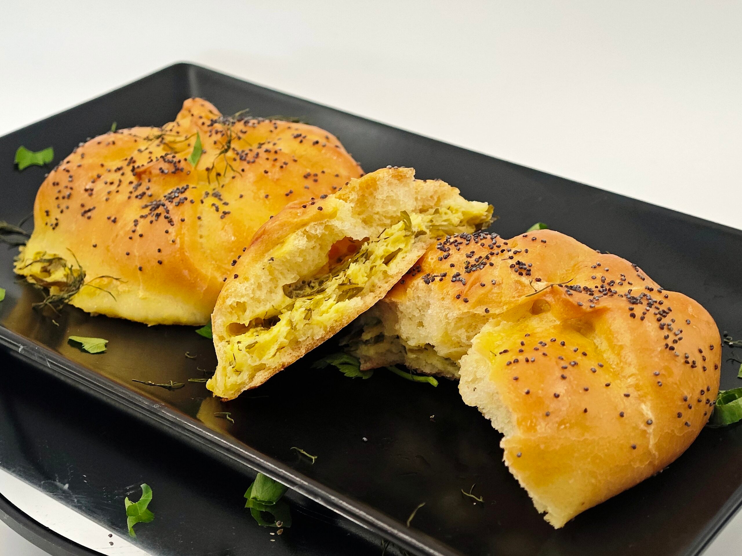 Gefüllte herzhafte Brioche-Brötchen