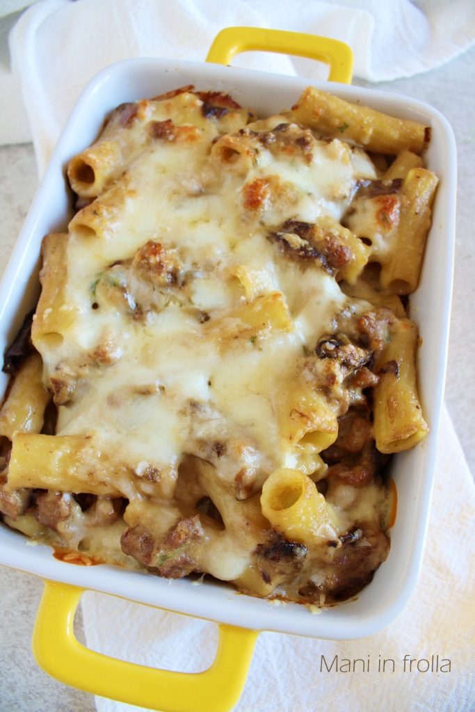 Gebackene Pasta mit Wurst und Pilzen