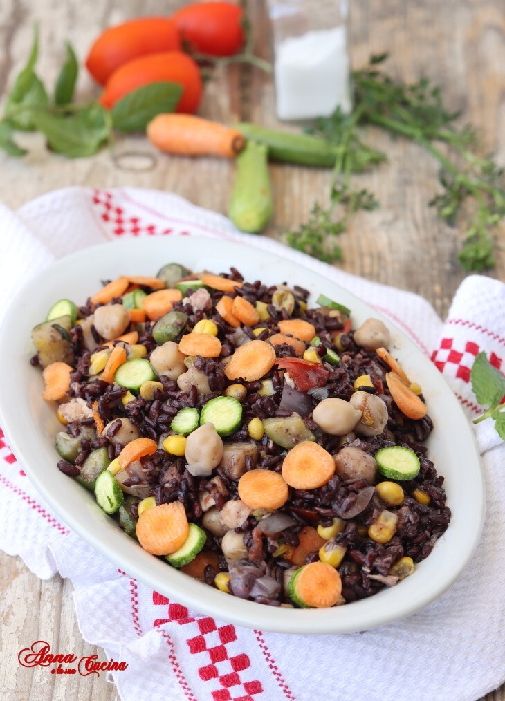 Venere-Reis-Salat mit Kichererbsen und Gemüse