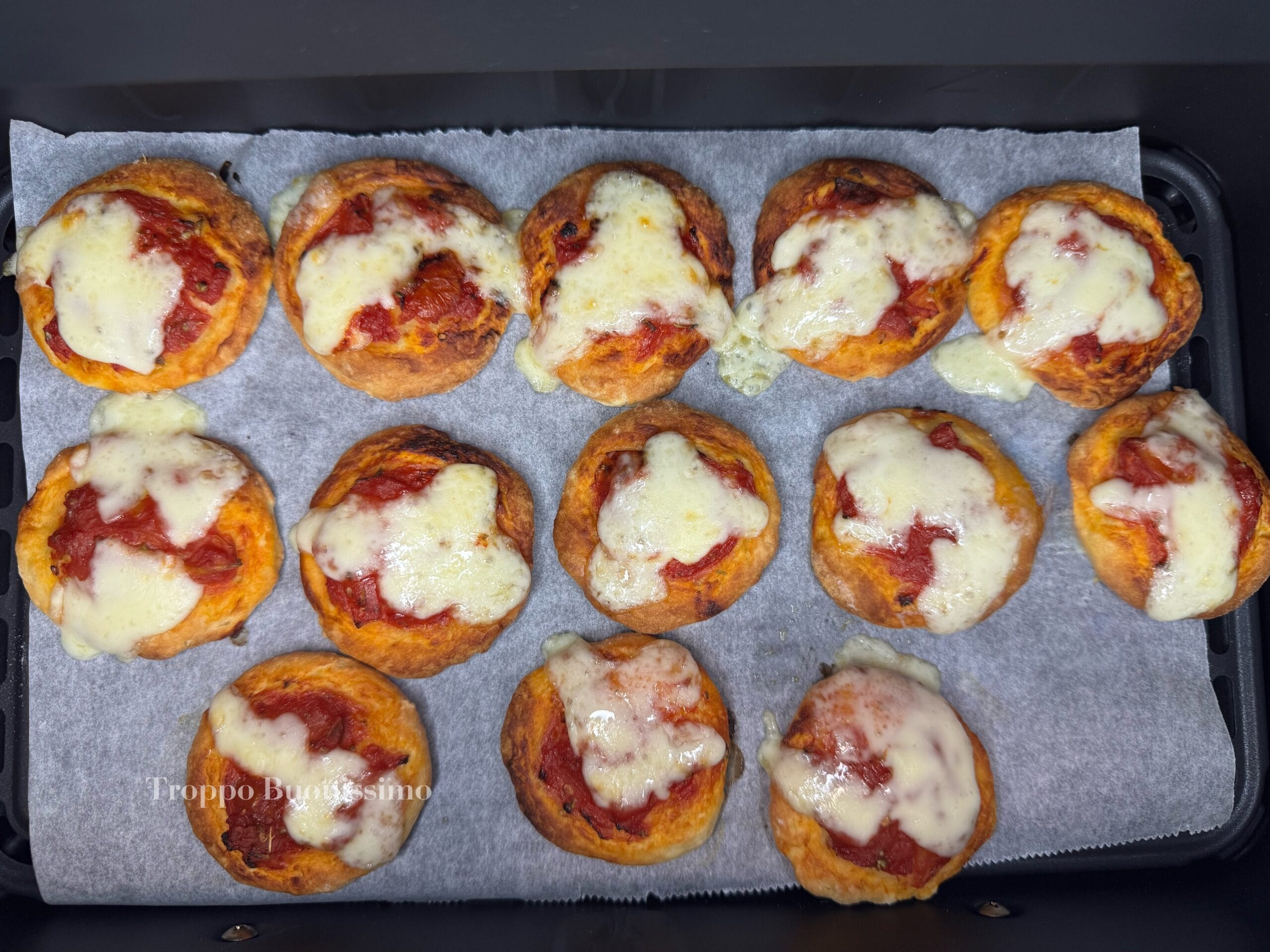 Griechischer Joghurt Pizzette ohne Gehzeit: In der Heißluftfritteuse in 10 Minuten gebacken!