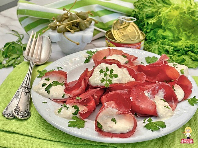 Gefüllte BRESAOLA-Röllchen mit Thunfischsauce