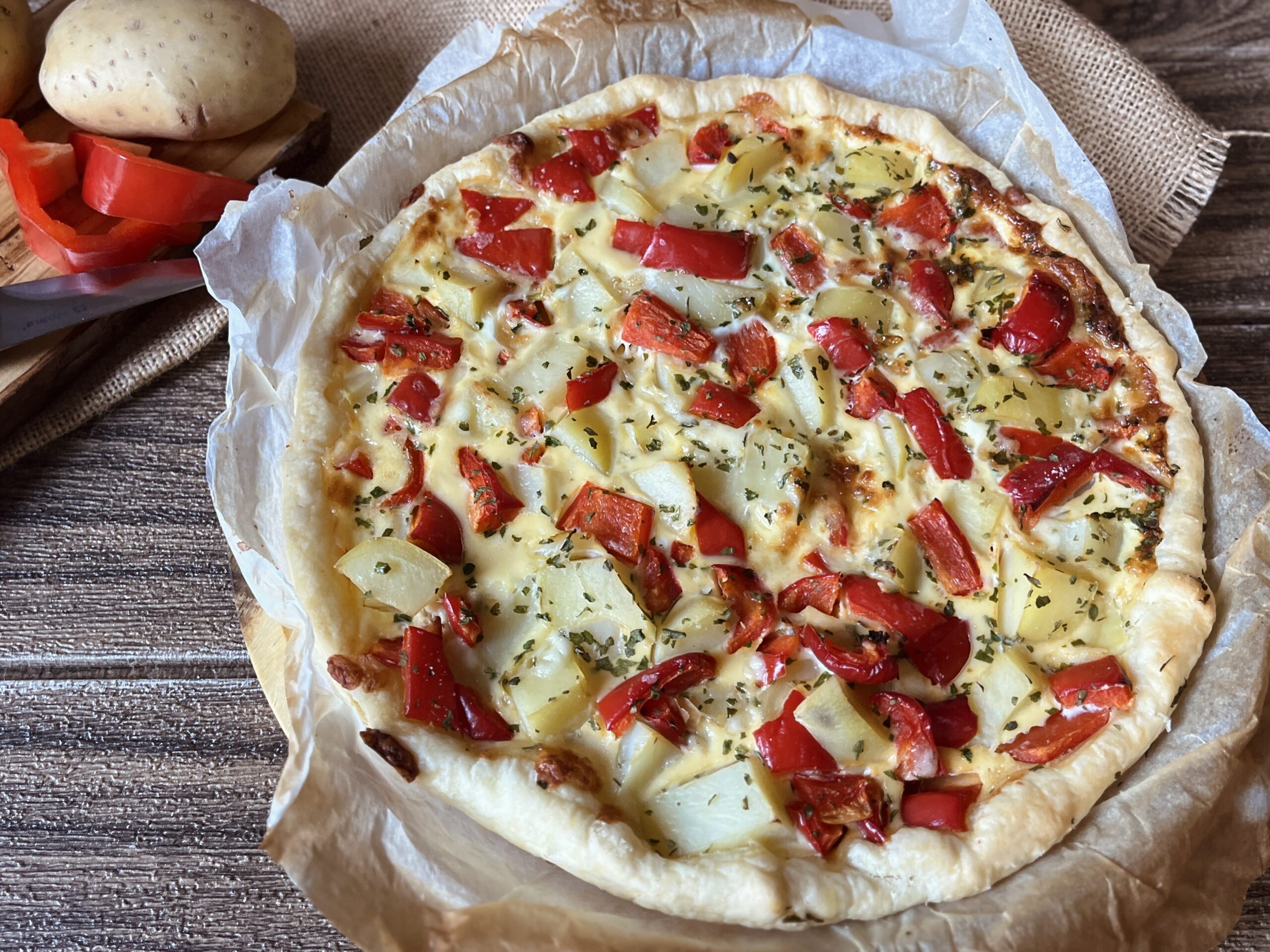 Herzhafter Kuchen mit Paprika und Kartoffeln