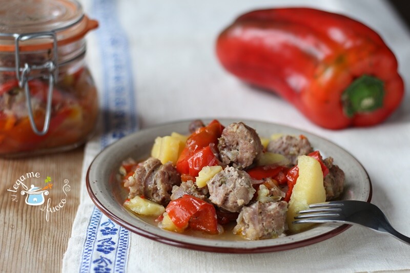 Wurst im Glas mit Kartoffeln und Paprika