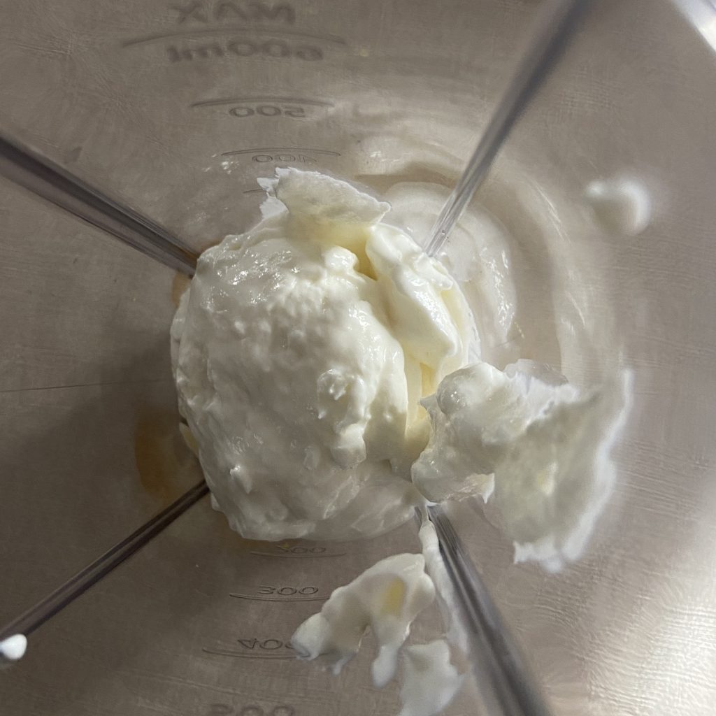 hartgekochte Eier mit griechischem Joghurt