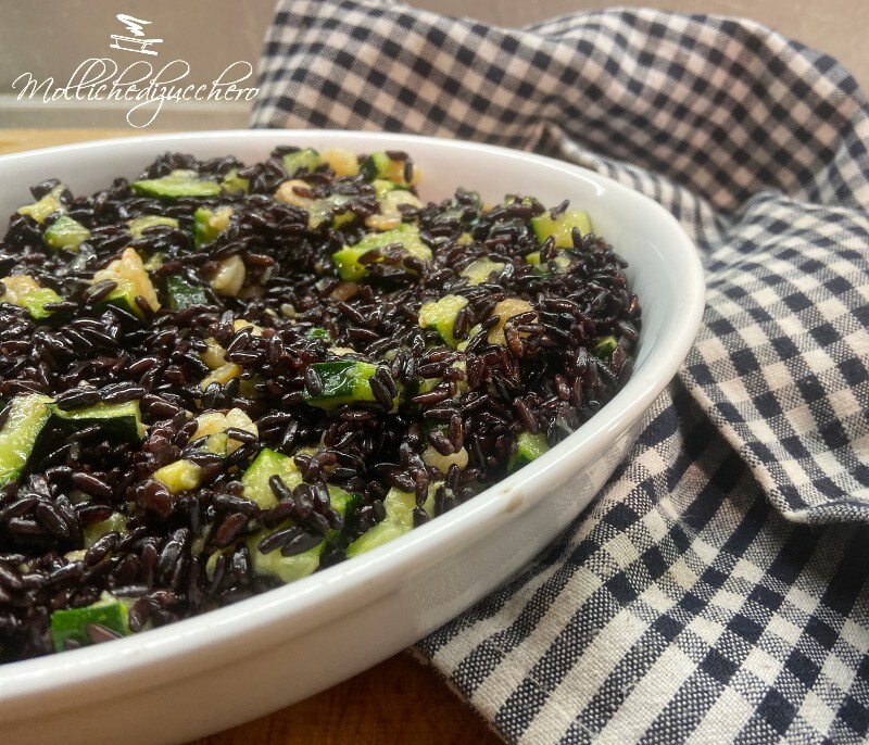 Schwarzer Reis mit Zucchini und Garnelen