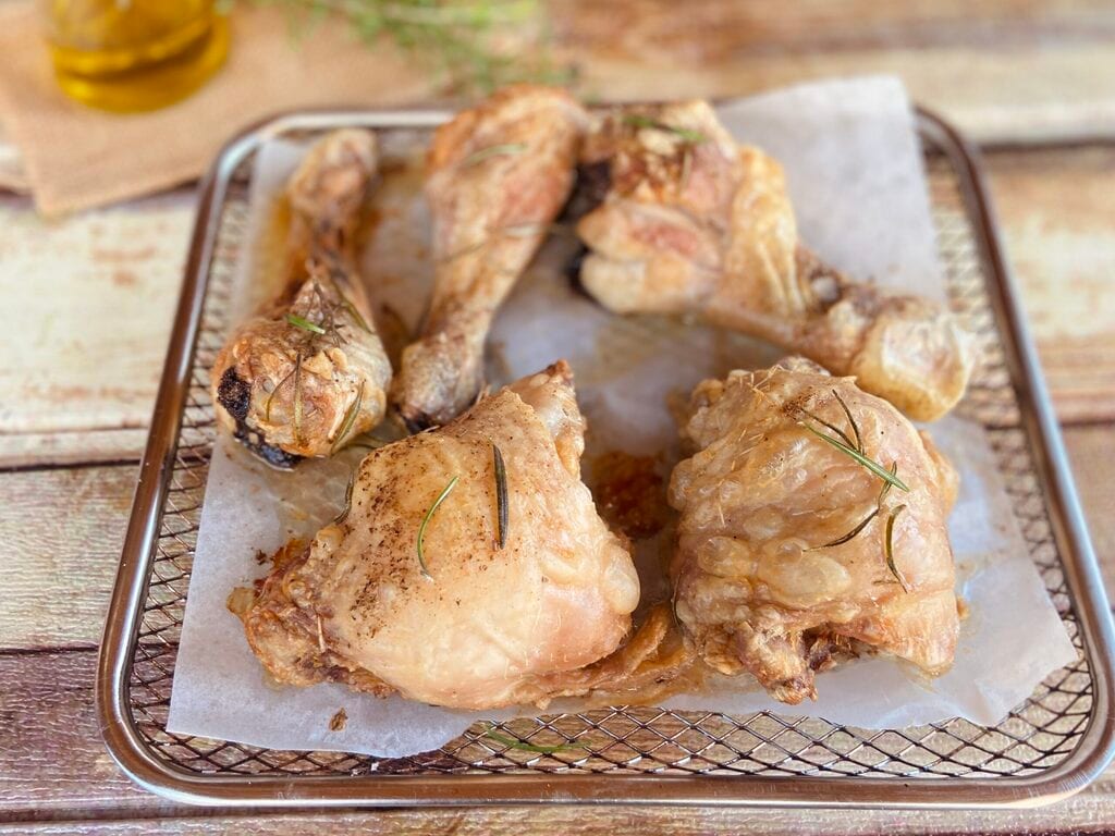 Hähnchenschenkel im Heißluftfritteuse