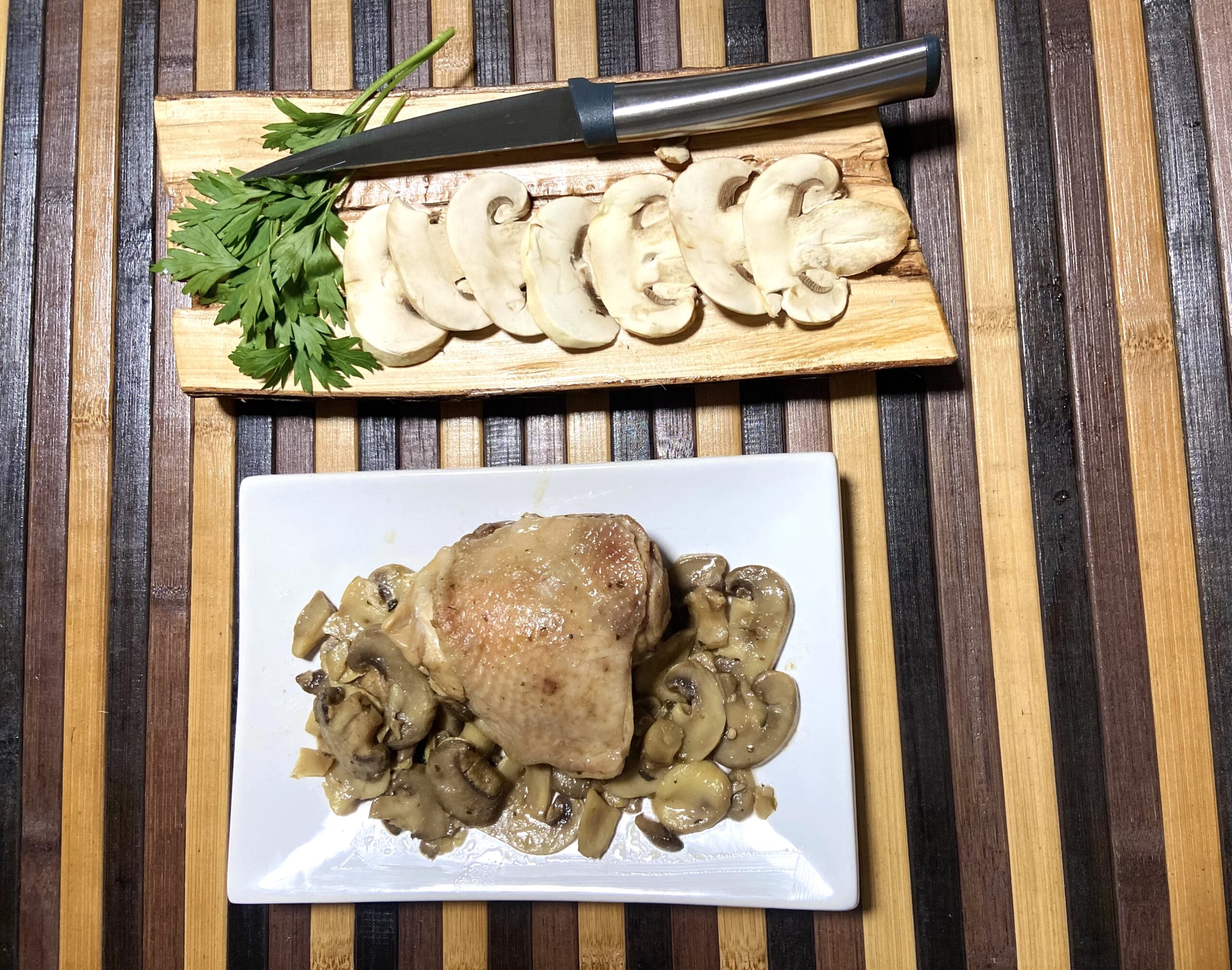 Hähnchen mit Pilzen in der Pfanne