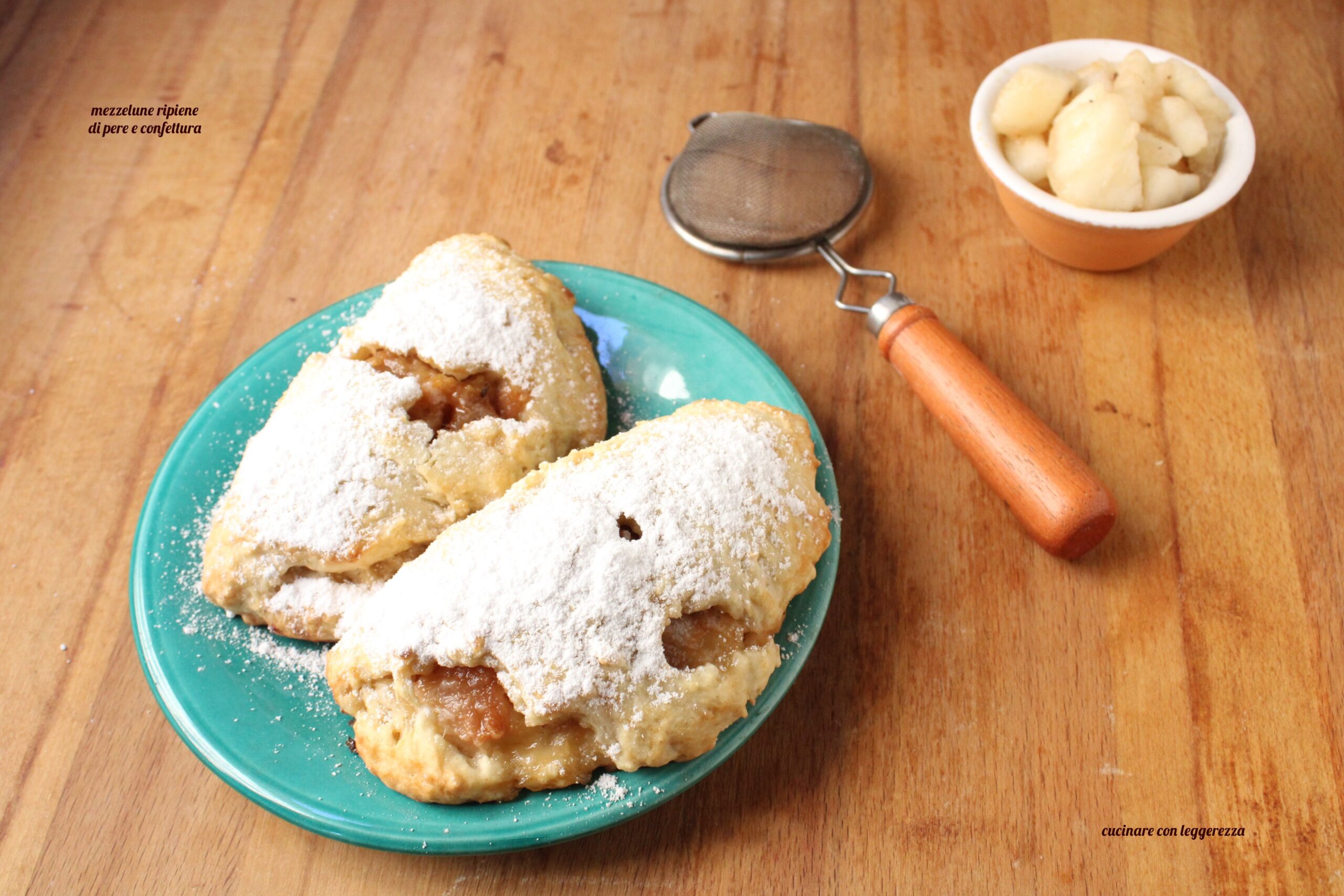 Halbmonde gefüllt mit Birnen und Marmelade