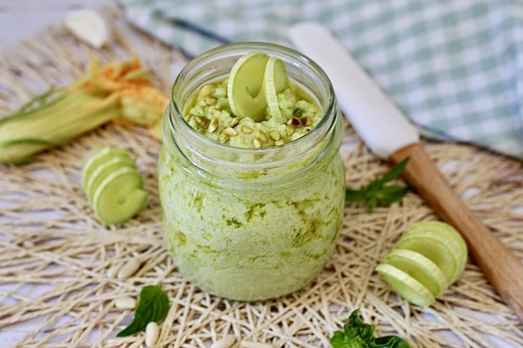 Zucchini-Pesto ohne Kochen, vom Garten auf den Teller.