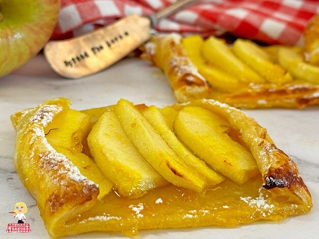 BLÄTTERTEIGTÄSCHEN MIT ÄPFELN