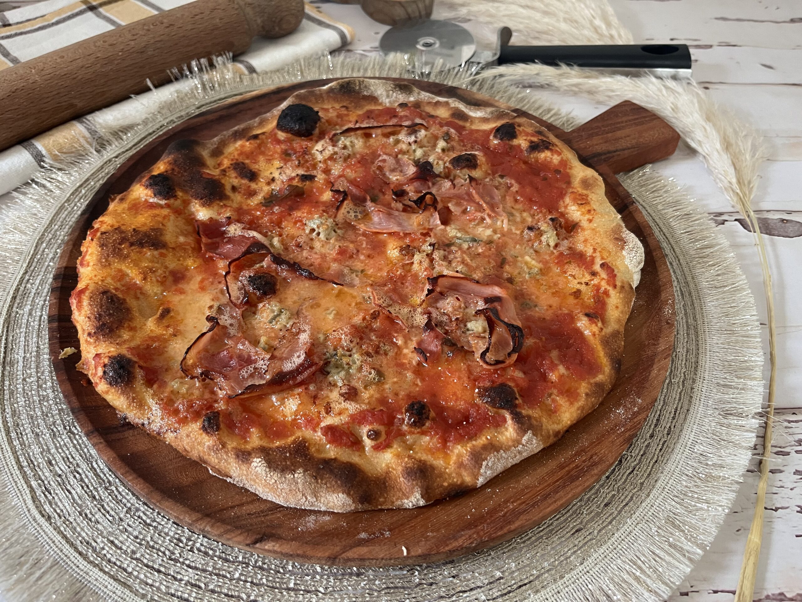 Pizza mit gekochtem Schinken und Gorgonzola