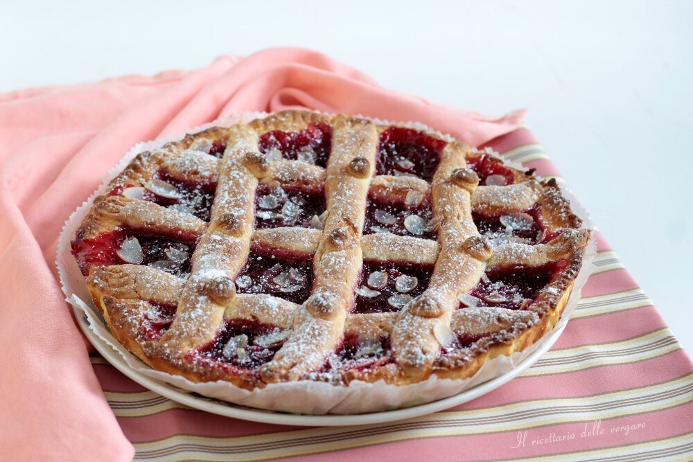 Tarte mit gemischter Konfitüre und Mandeln