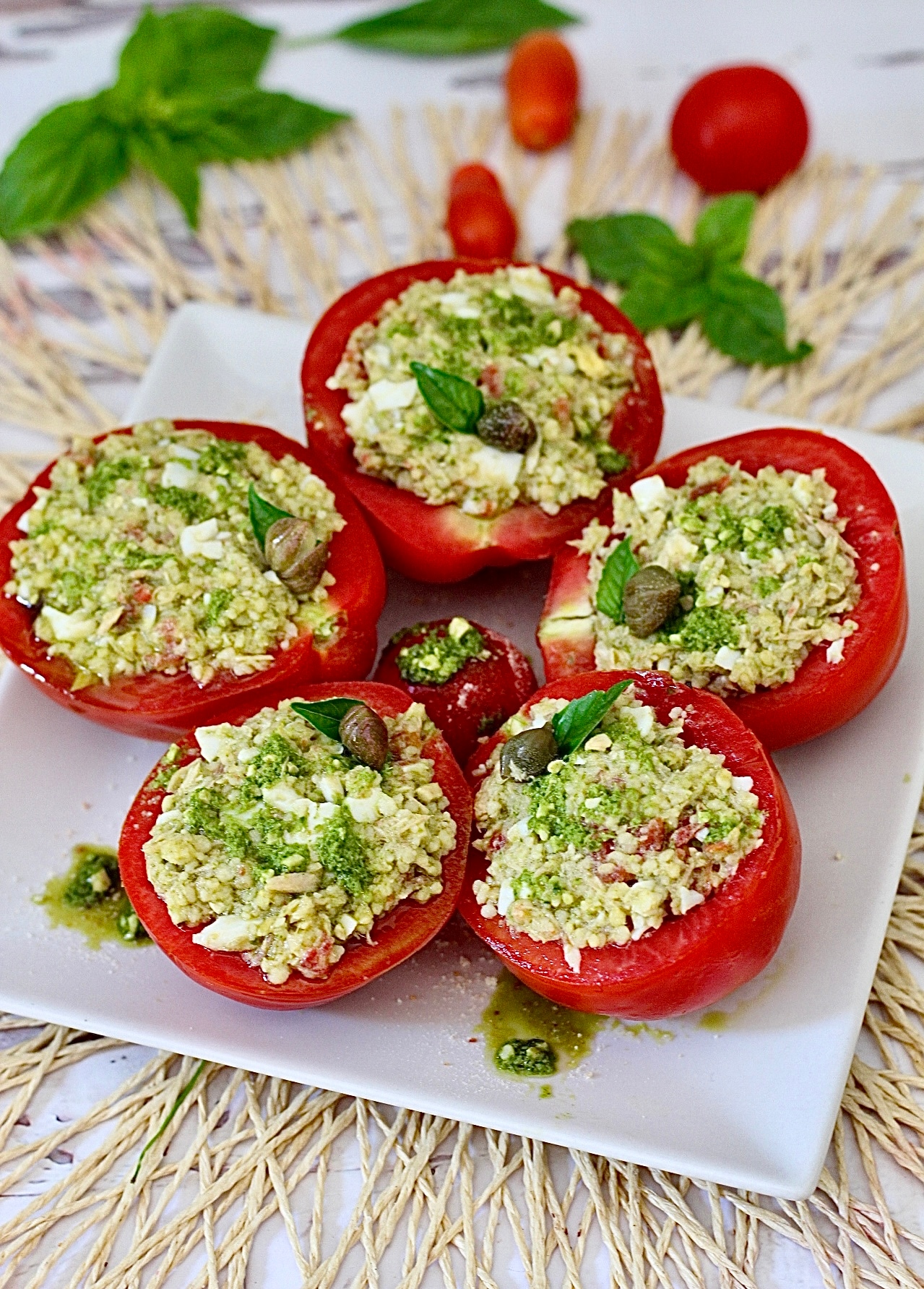 Rohe gefüllte Tomaten das perfekte Mittagessen für den Sommer