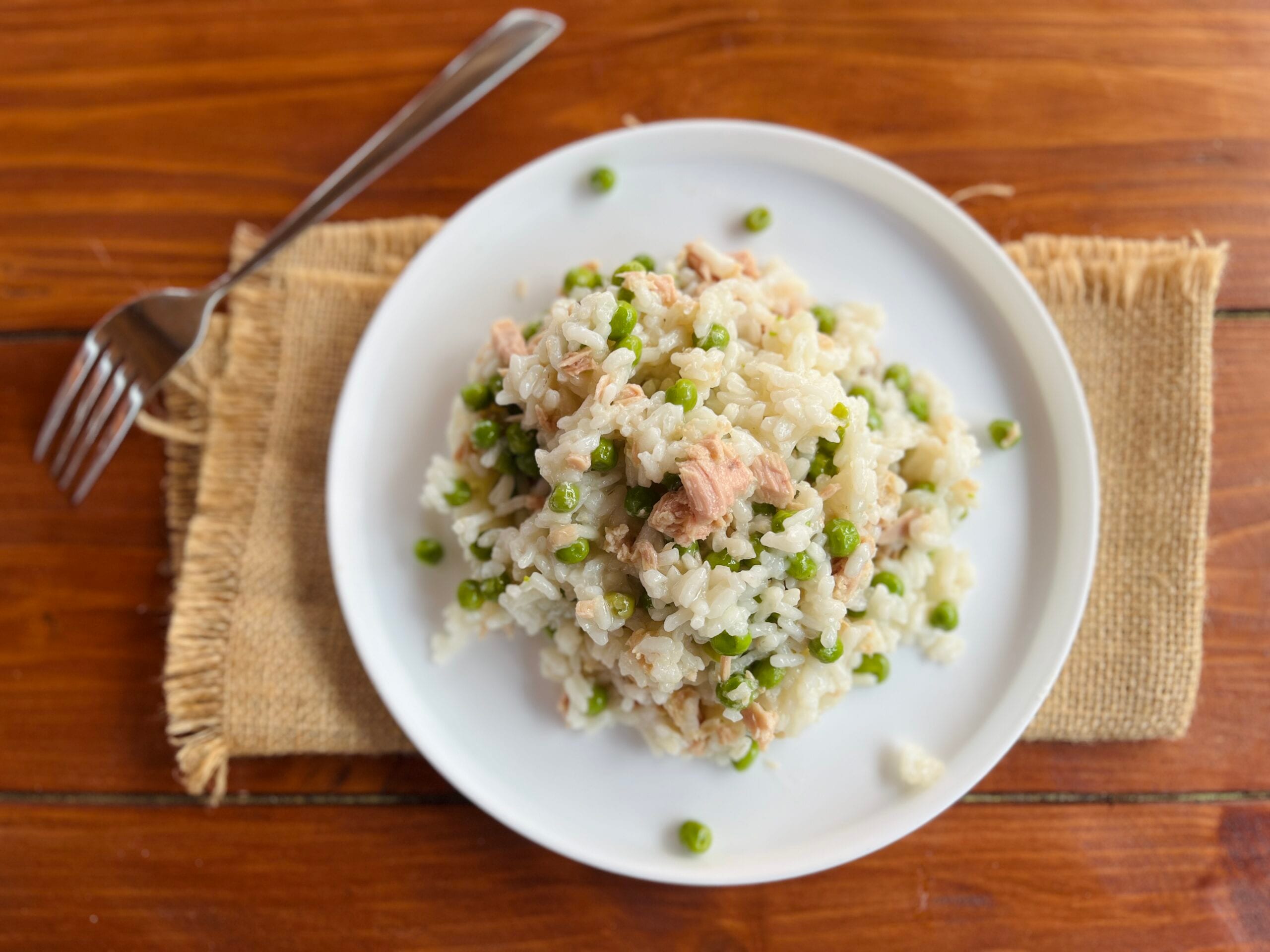 Reis mit Thunfisch und Erbsen