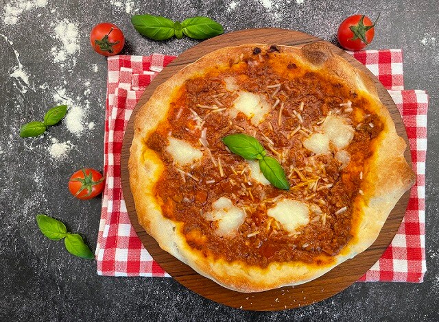 BOLOGNESISCHE PIZZA MIT RAGU