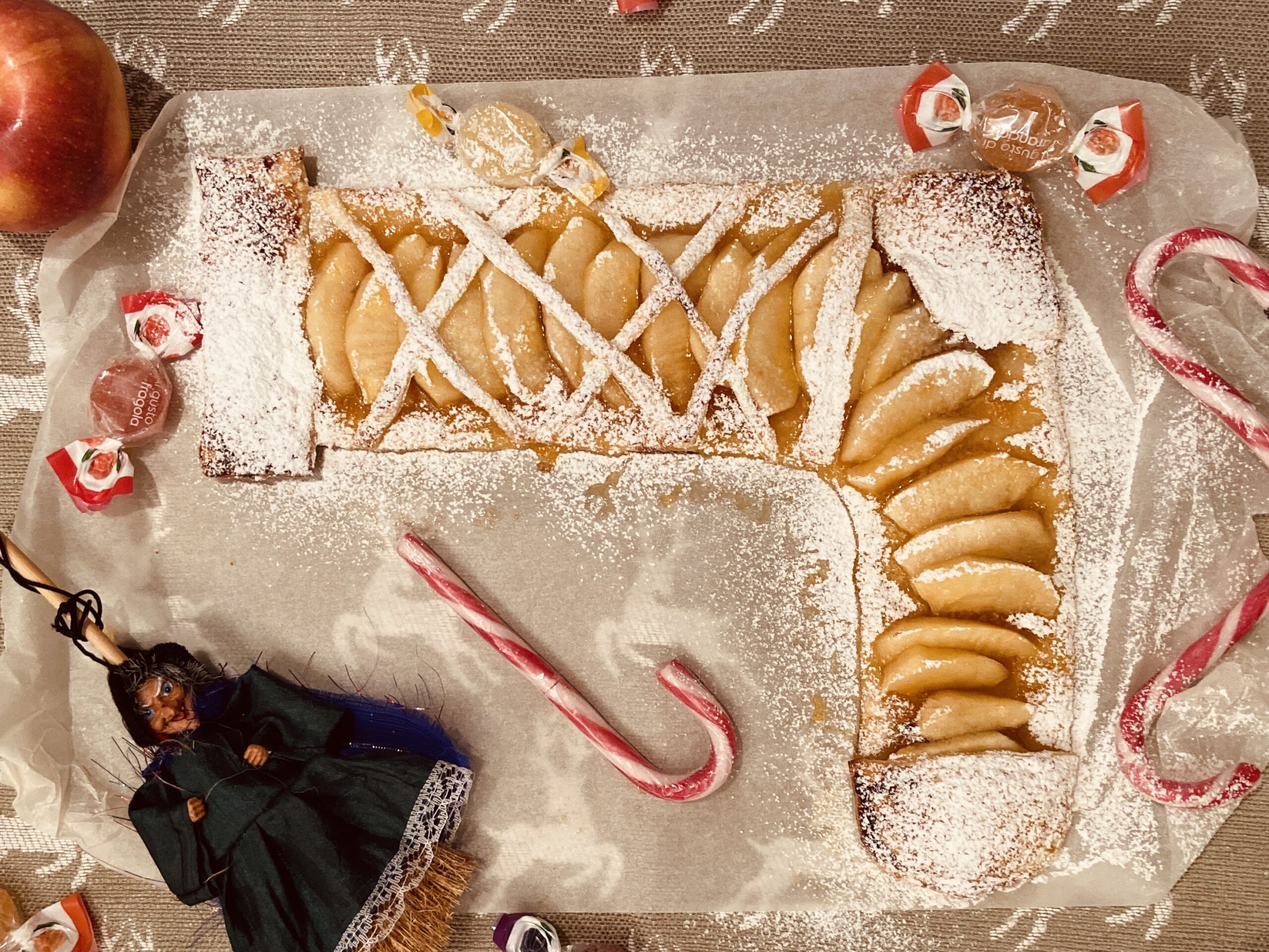 Apfelstrudel in Form einer Hexensocke aus Blätterteig