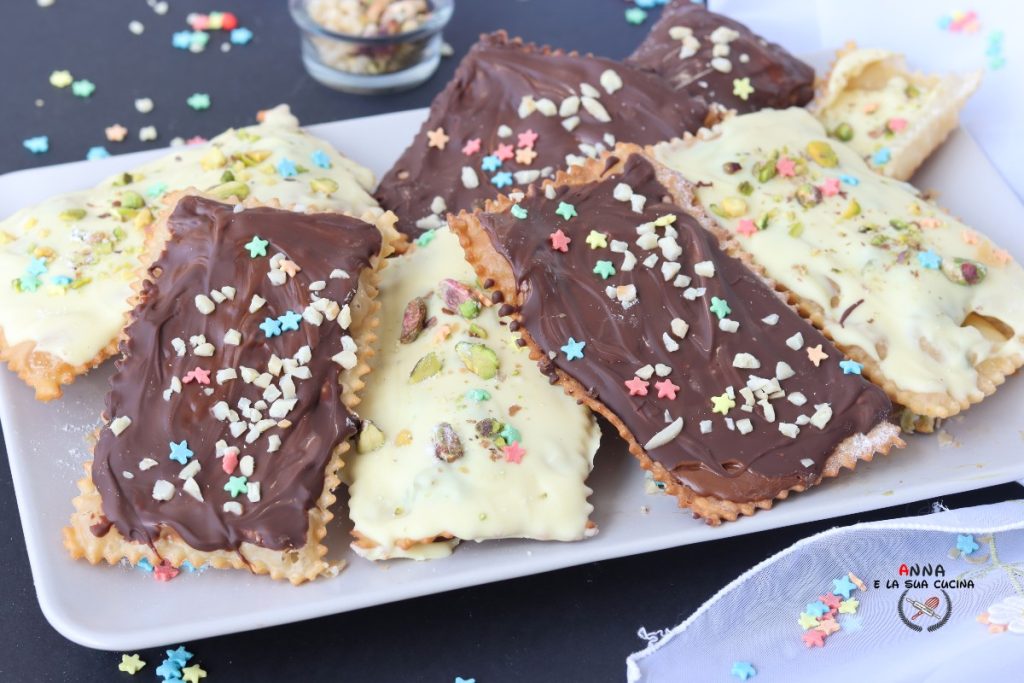 gemischte Chiacchiere mit Pistazien- und Haselnusscreme, überzogen mit Schokolade