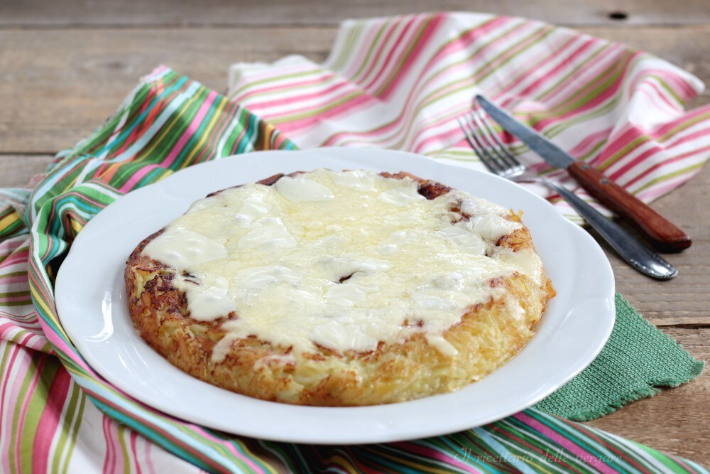 Kartoffelkuchen in der Pfanne mit Käse