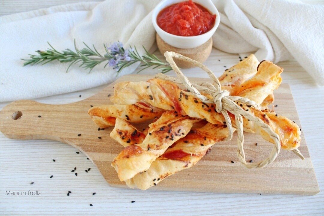 Blätterteigstangen im Pizzageschmack