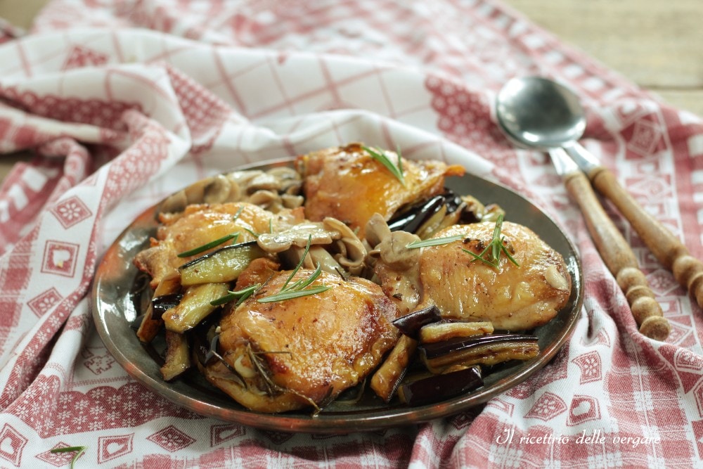 Im Ofen gebackenes Huhn mit Pilzen und Auberginen