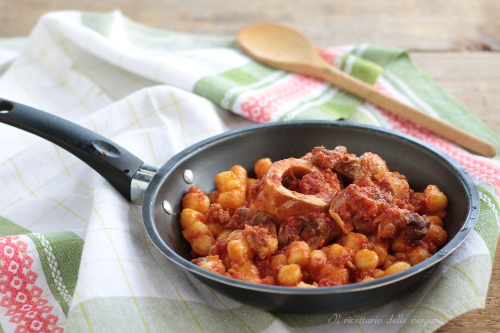 Gnocchi mit Ragù und Rinderbeinscheibe