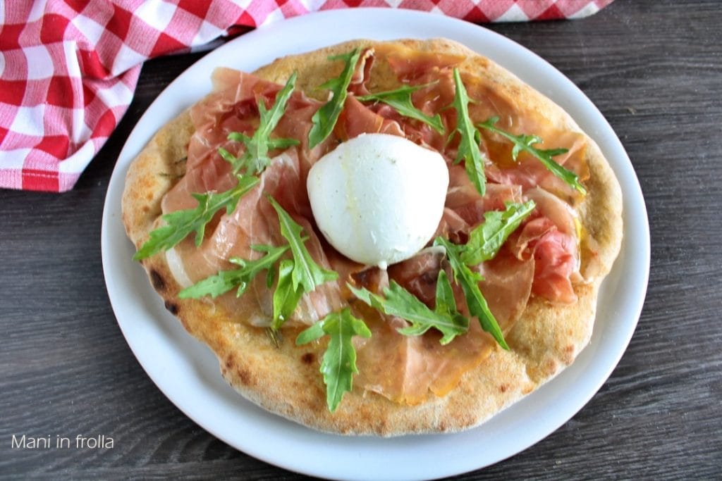 Weiße Pizza mit Rohschinken und Büffelmozzarella