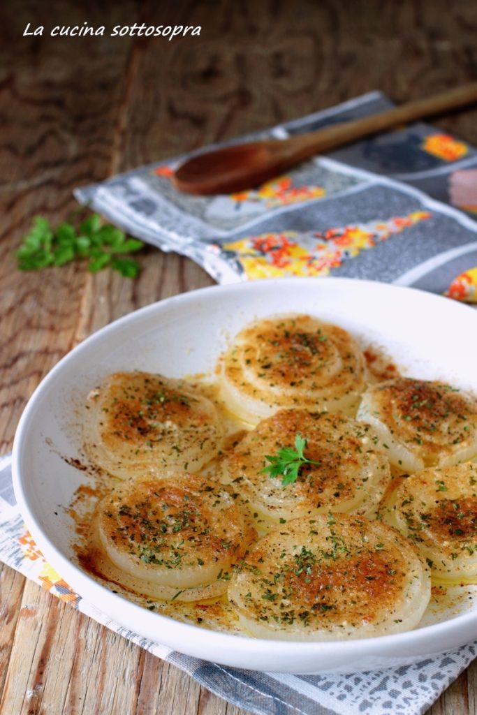 im Ofen überbackene weiße Zwiebeln
