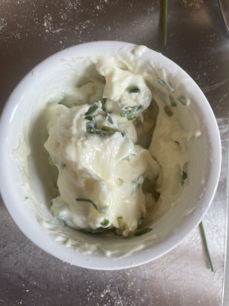 Stracchino und Schnittlauch