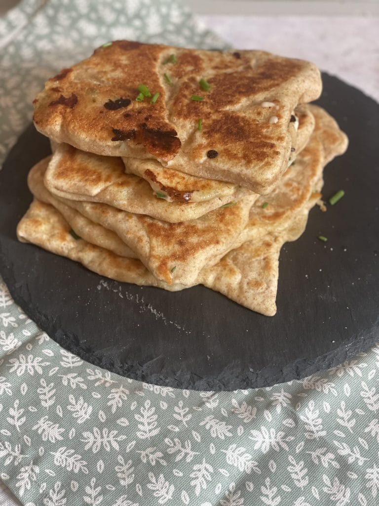 Stapel von gekochtem gefülltem Naan-Brot