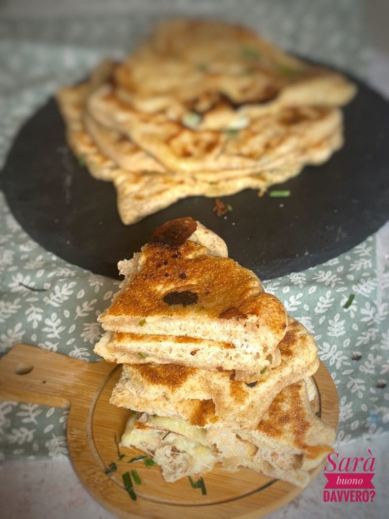 in der Pfanne gebratene gefüllte Naan-Brote