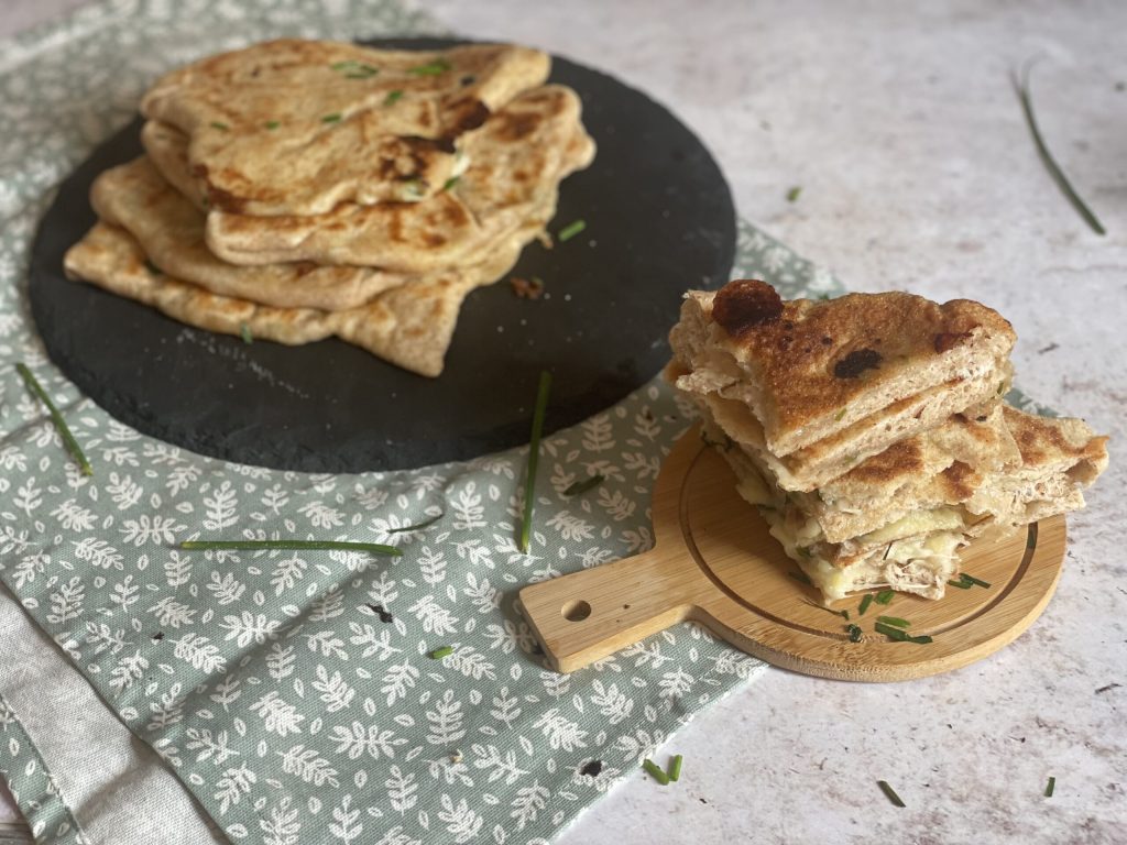 gefülltes Naan-Brot in der Pfanne