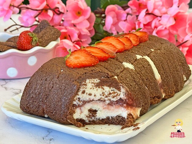 KUCHEN AUS PAVESINI-KEKSEN MIT JOGHURT UND ERDBEEREN