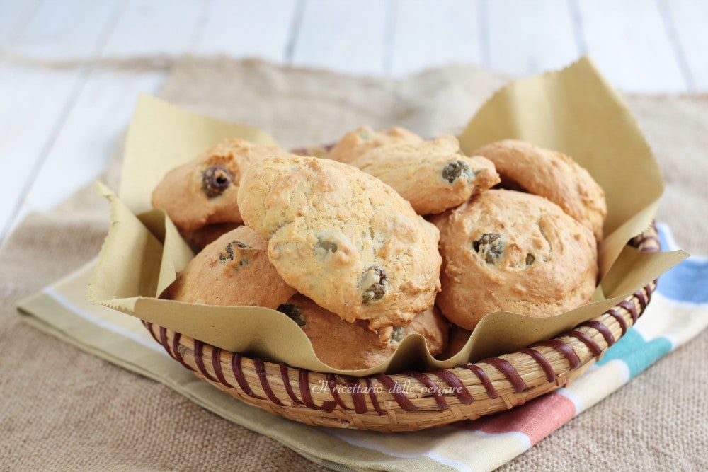Brötchen mit Oliven und Thunfisch