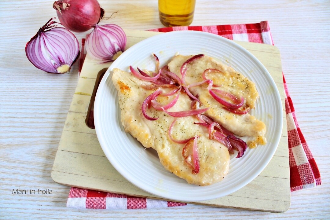 Hähnchenfilets mit Zwiebeln in der Pfanne