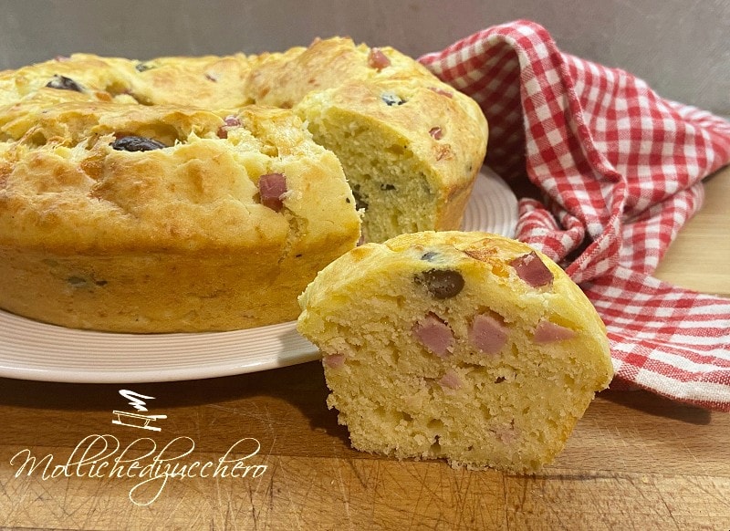 Herzhafter Kuchen mit Schinken und Oliven