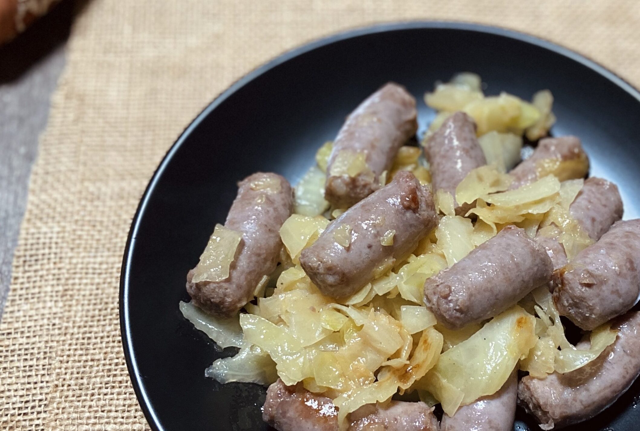 Bratwurst mit Weißkohl