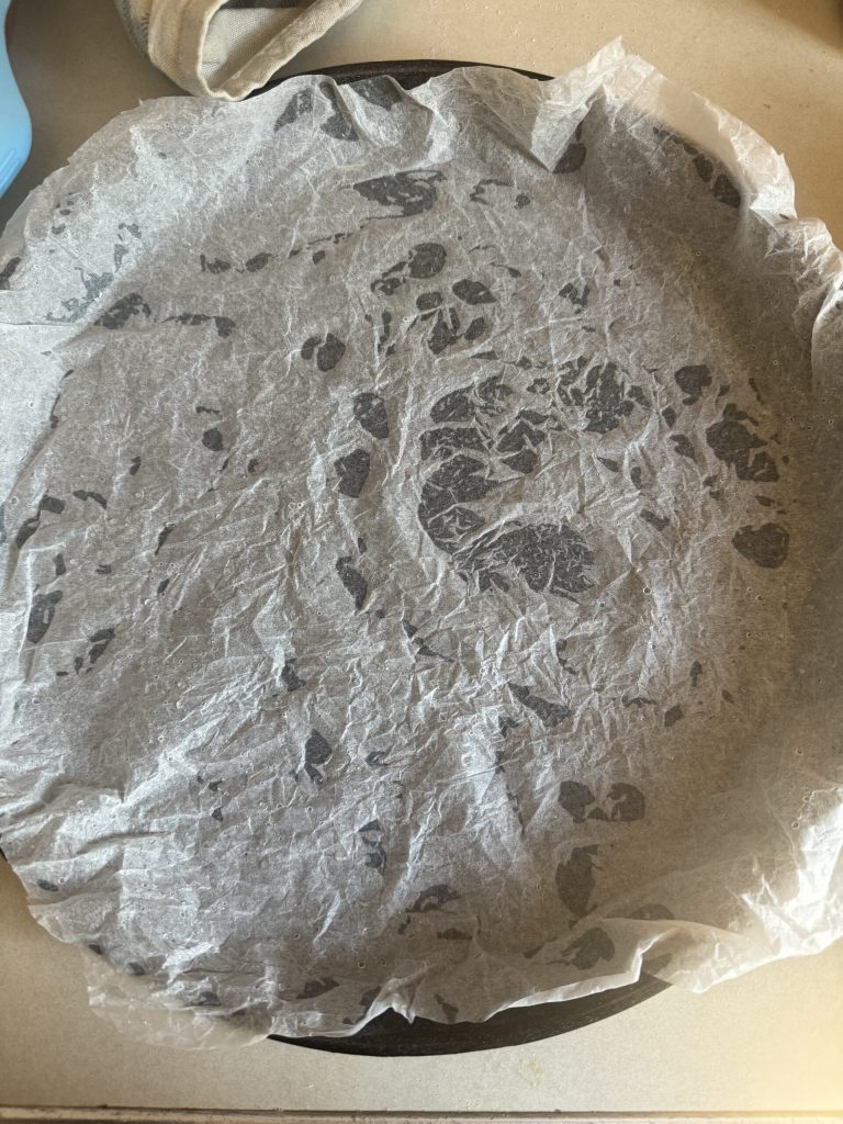 unter Wasser laufendes, angefeuchtetes Backpapier
