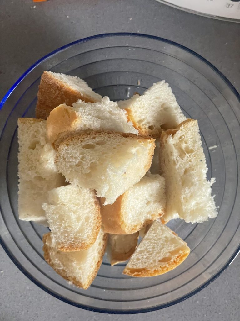 hartes Brot in Stückchen geschnitten