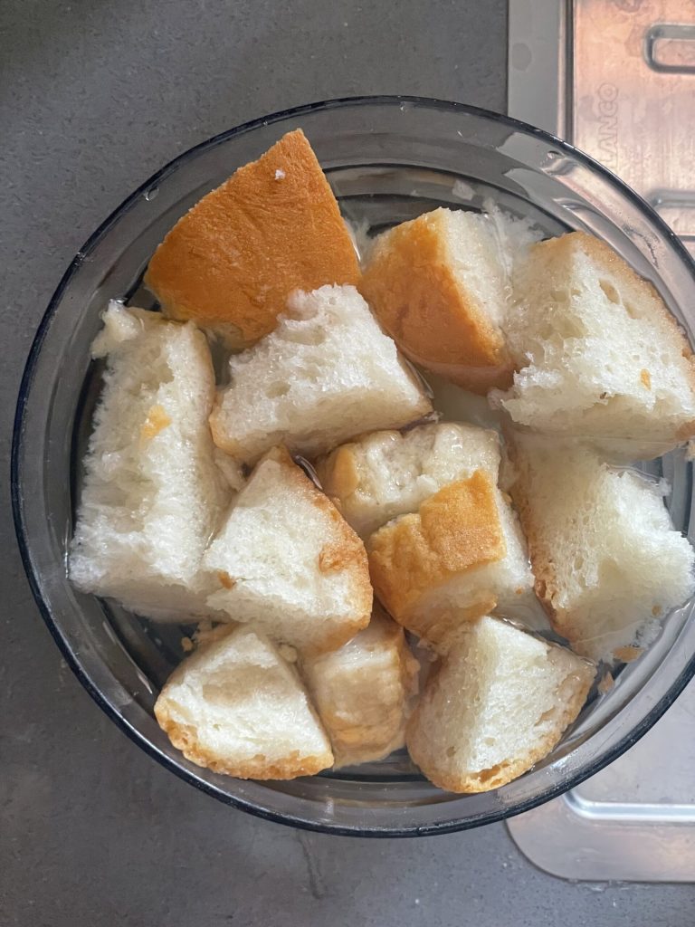 hartes Brot im Wasser für toskanisches Panzanella