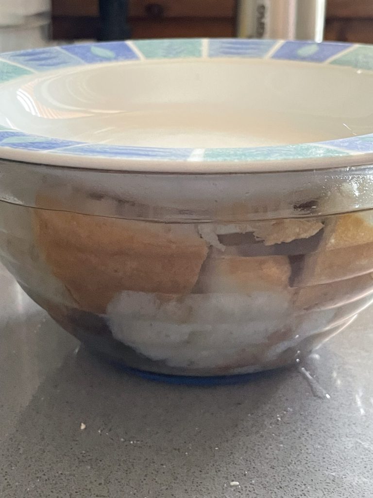 toskanisches Panzanella original Brot im Einweichen
