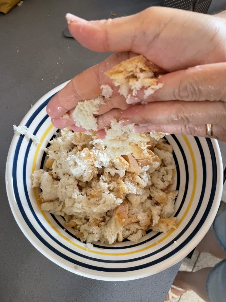 zerkrümeltes Brot für Panzanella