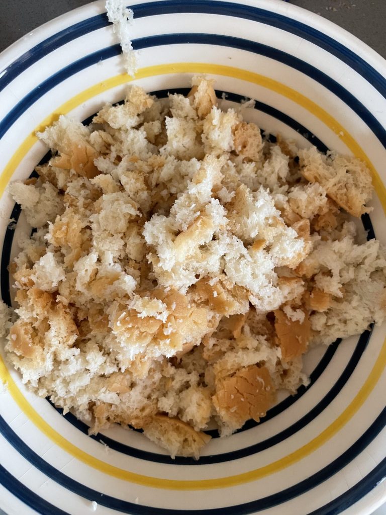 Brot für Panzanella fertig zum Würzen