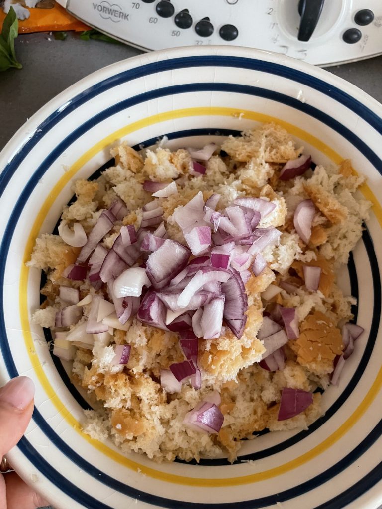 Zwiebel in der Panzanella