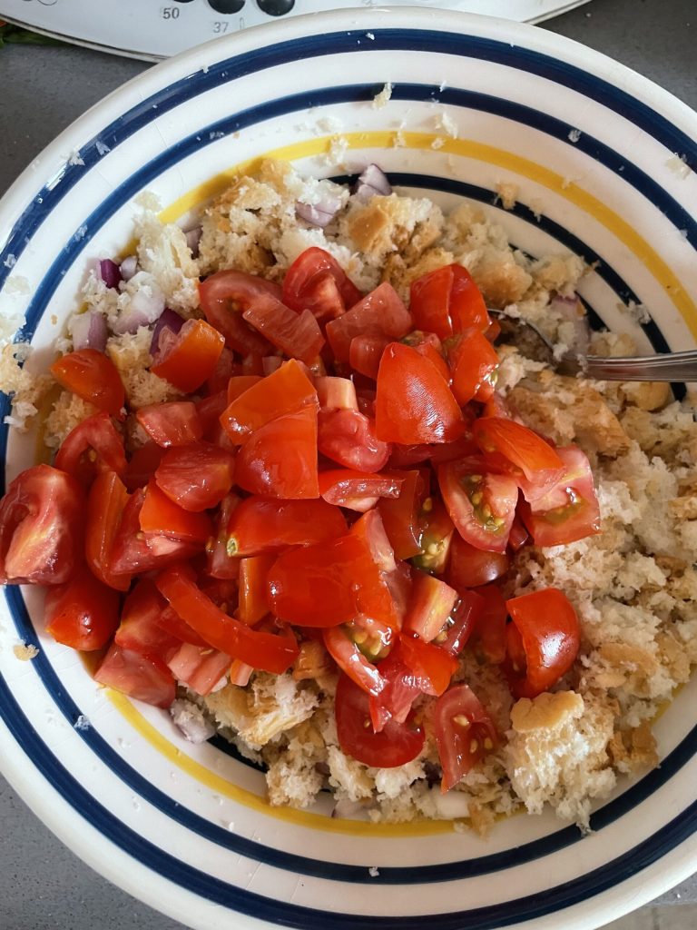 Tomaten im Panzanella