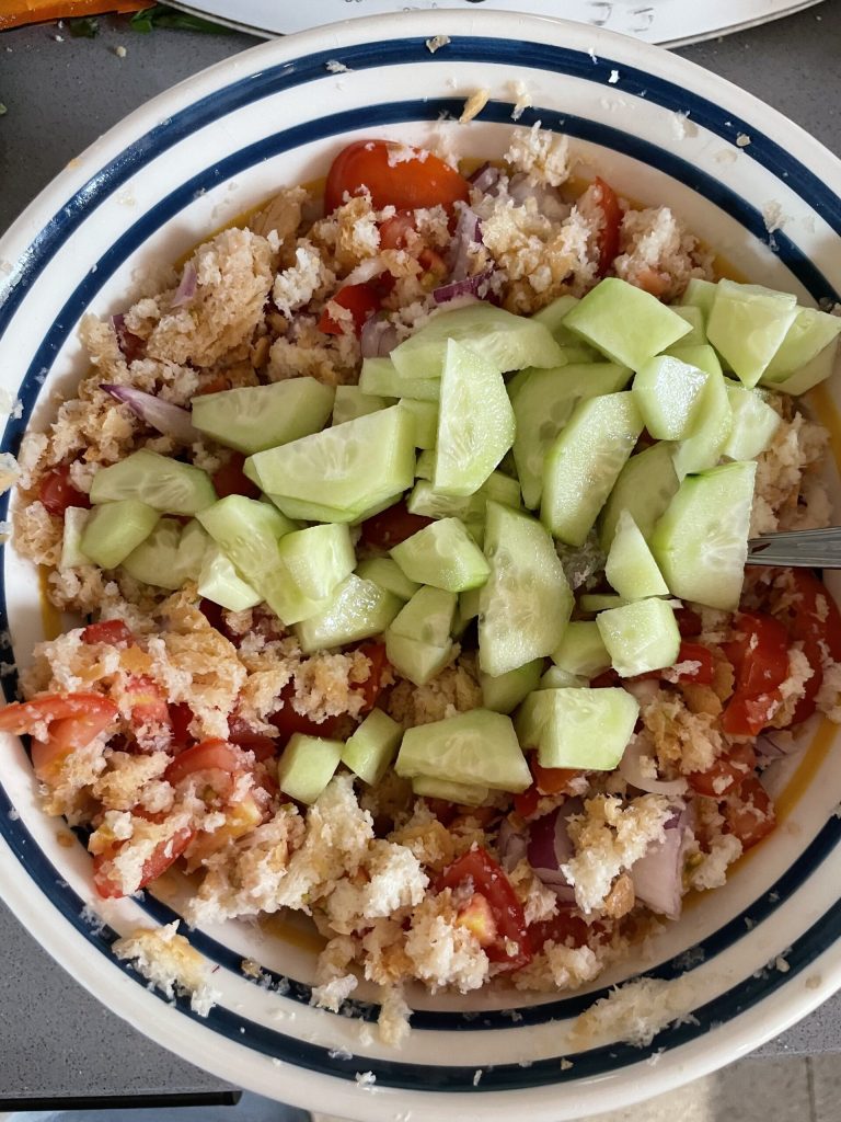 Gurke im Panzanella