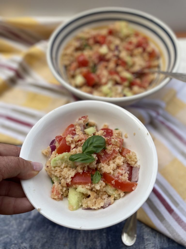 serviertes originales toskanisches Panzanella