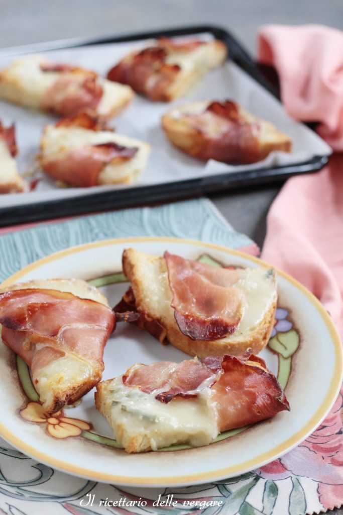 Crostini mit Gorgonzola und Speck