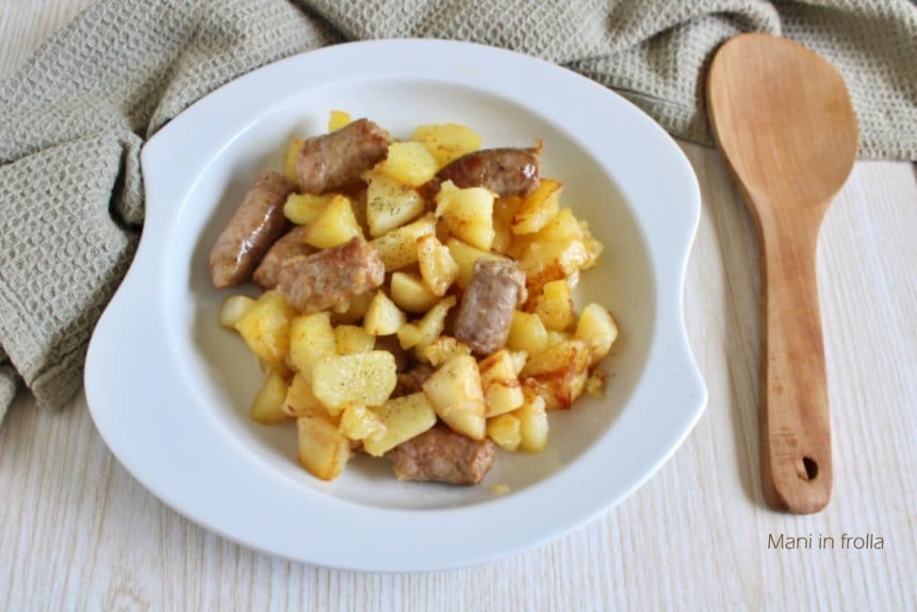 Kartoffeln und Wurst in der Pfanne