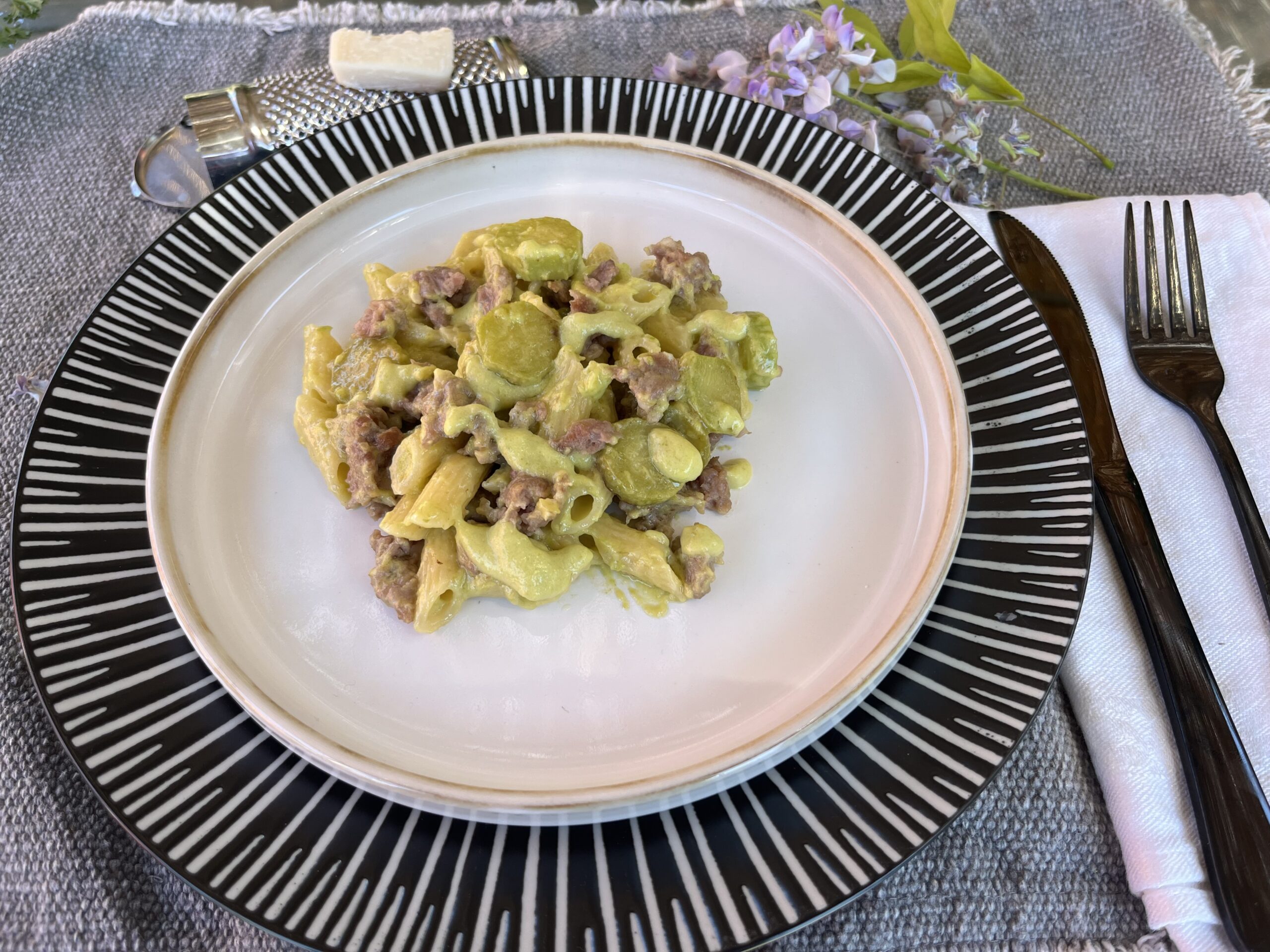 Mezze Penne mit Zucchini und Wurst