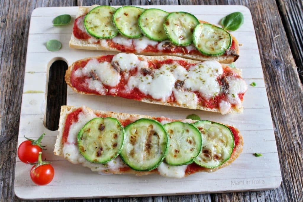 Im Ofen gebackenes Baguette mit Mozzarella und Zucchini